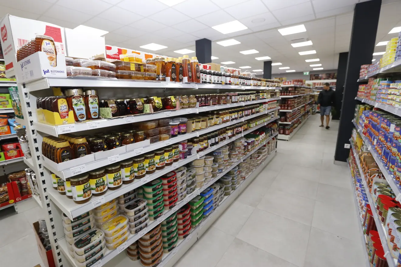 Regal mit Honiggläsern, ja Blütenhonig und Helva-Bechern bei Hayat Market