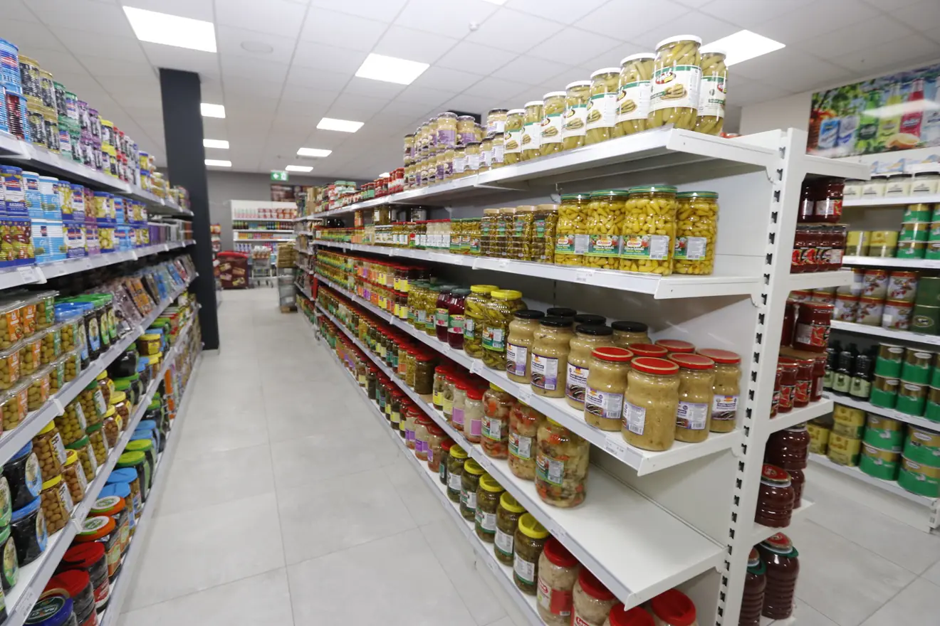 Regal mit eingelegten Spezialitäten der Marke Selin: Biber-Paprika, Gurken und Mixed Pickles in Gläsern